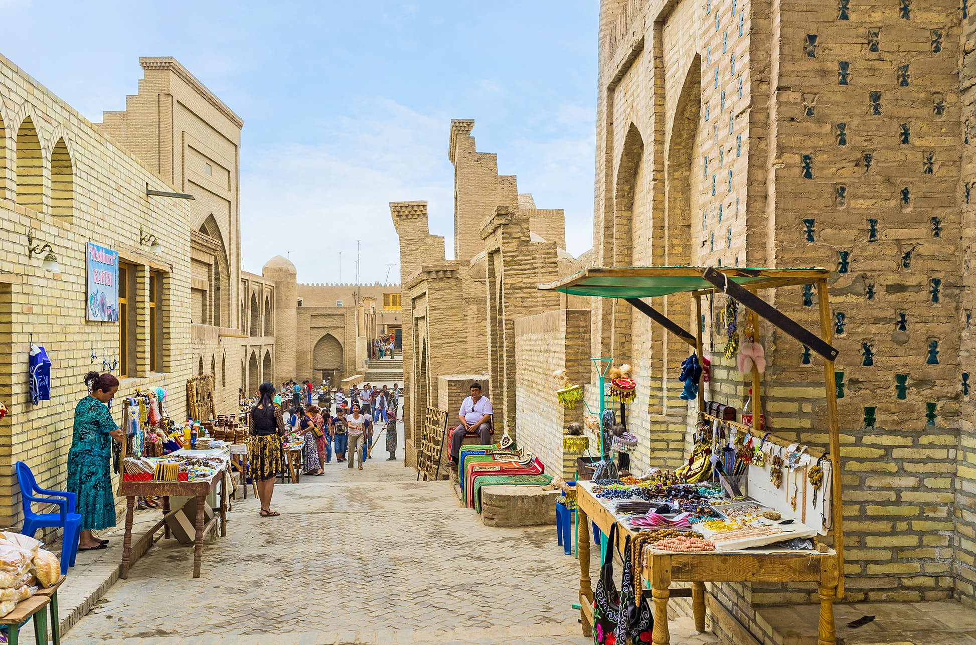 Souvenir shopping in Khiva. ©eFesenko/Shutterstock