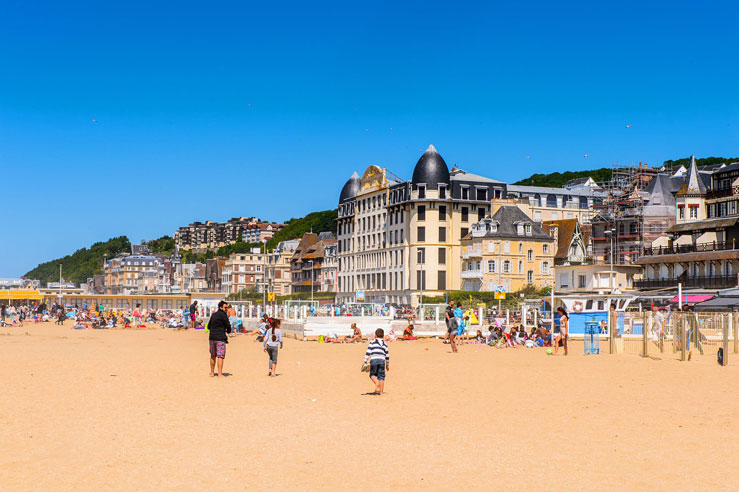 Visitors at the beach on the coast of Trouville © Anton_Ivanov / Shutterstock