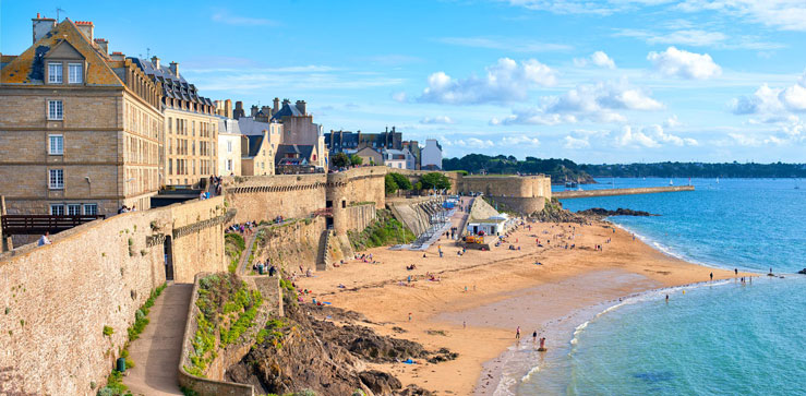 Atlantic beach under the walled city of St-Malo, Brittany © Boris Stroujko / Shutterstock