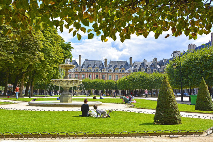 Place des Vosges - the oldest planned square in Paris © MarinaD_37/Shutterstock.com