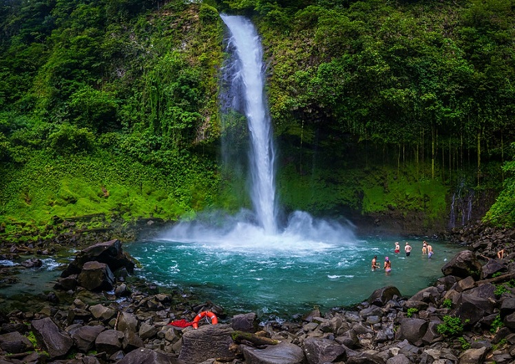 La Fortuna waterfall, Costa Rica ©Pavel Tvrdy/Shutterstock