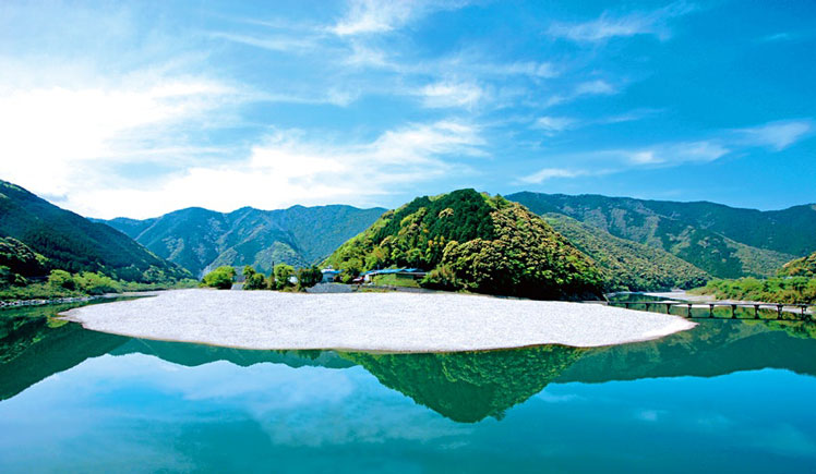 The Shimanto is the last pure free-flowing river in Japan © Japan National Tourism Organization