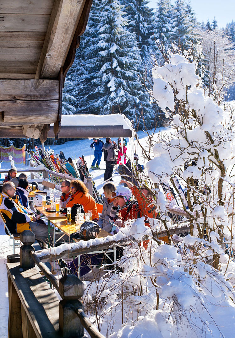 Skiers sitting at a slope bar in Ellmau. ©Boris-B/Shutterstock