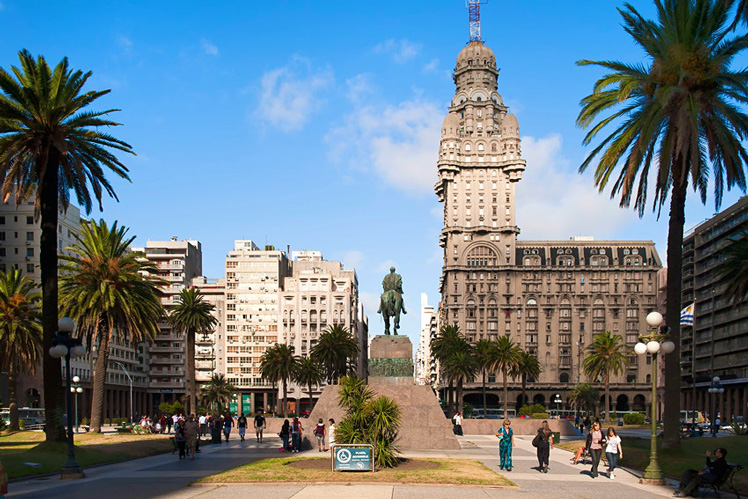 The Plaza Independencia, Montevideo © GM Photo Images / Alamy Stock Photo