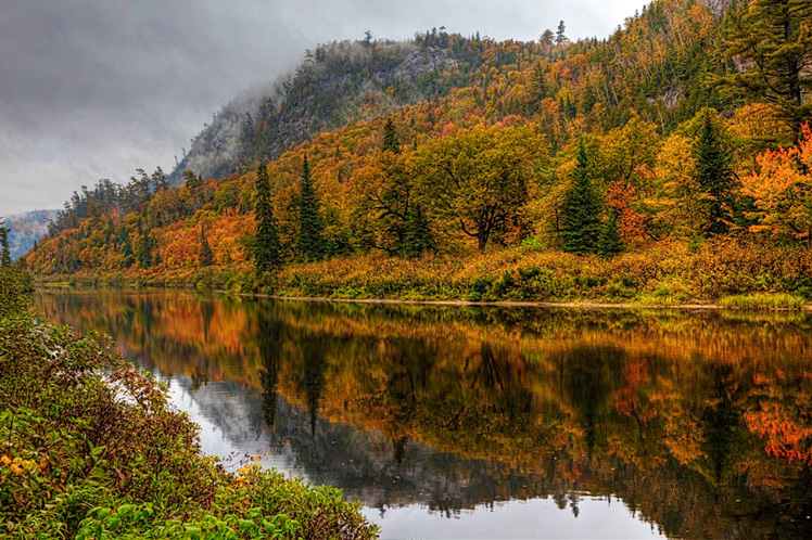 The window for fall colors in Canada's Agawa Canyon is short but spectacular © hstiver / Getty Images
