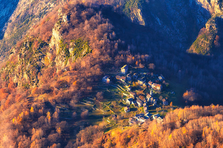 See European autumn colors from the mountain village of San Giorgio in northern Italy © Francesco Bergamaschi / Getty Images
