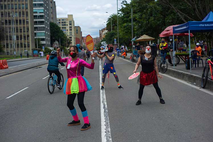 A group of performers dressed as clowns remember people to mantain social distancing and wear face masks in Bogota, Colombia ©Sebast NurPhoto via Getty Images