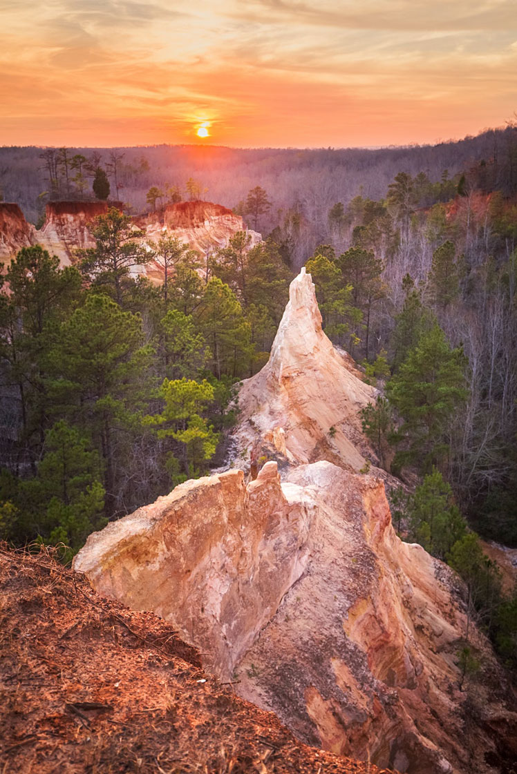 Sunset over a valley in Providence Canyon State Park ©Robert Downie/EyeEm/Getty Images