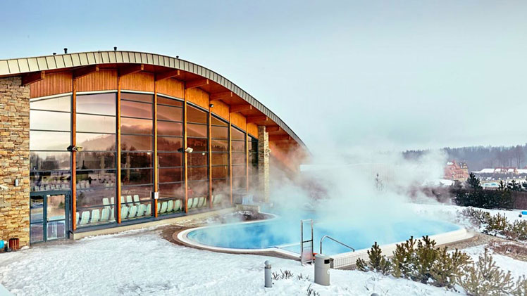 A rejuvenating soak in Terma Bania's outdoor thermal pool is the perfect way to ease post-ski aches © Terma Bania