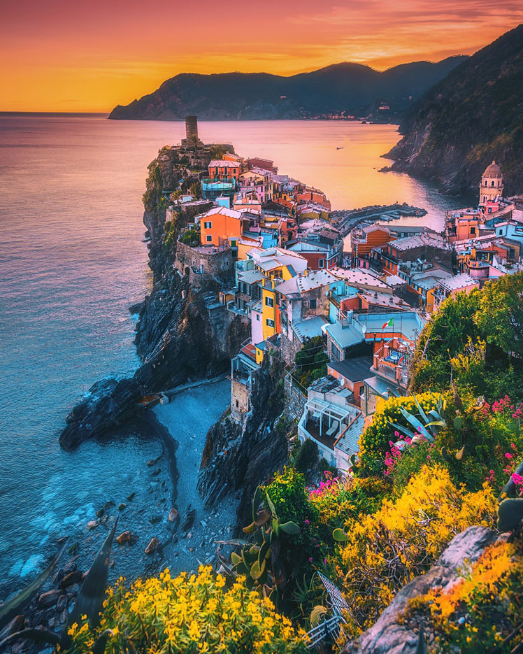 Colorful landscape view of Vernazza village © serts / Getty Images