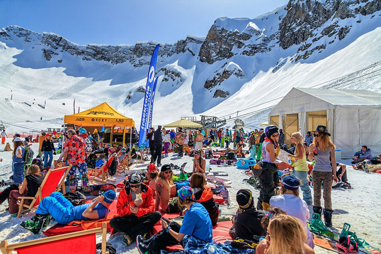 Being a little thrifty with your apres-ski activities is one way to ensure you save money on the slopes © eWilding / Shutterstock