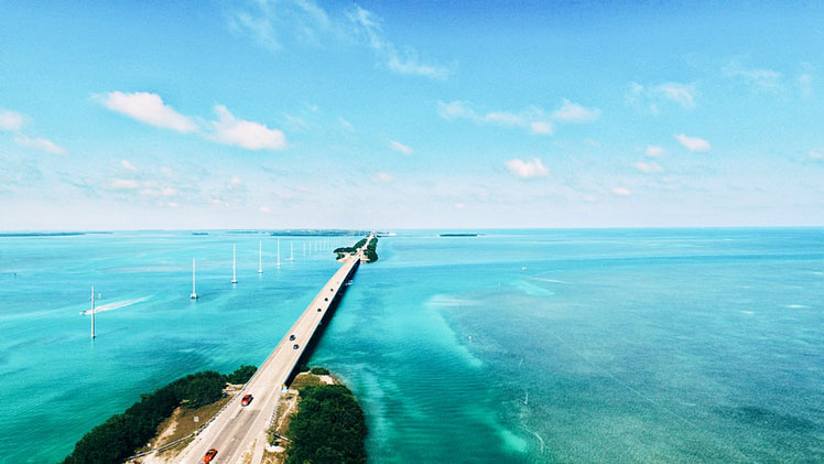 Part of the Overseas Highway, the Florida Keys's Seven Mile Bridge coasts just above the water © Reese Lassman / EyeEm/Getty Images