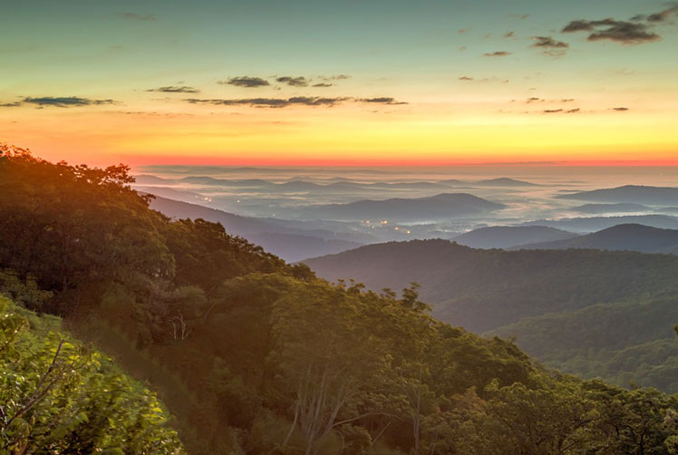 Part of the Blue Ridge Parkway, Shenandoah National Park's Skyline Drive overlooks the Blue Ridge Mountains © Dennis Govoni/Getty Images