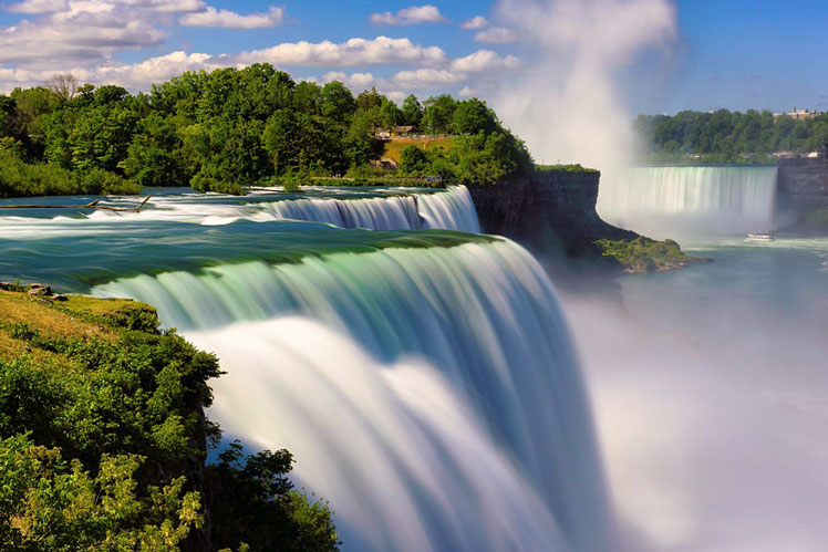 Niagara Falls is one of the seven natural wonders of the world © lucky-photographer/Alamy Stock Photo