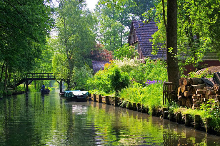 Explore Spreewald from the water on a Kahn (small boat) © LianeM / Shutterstock