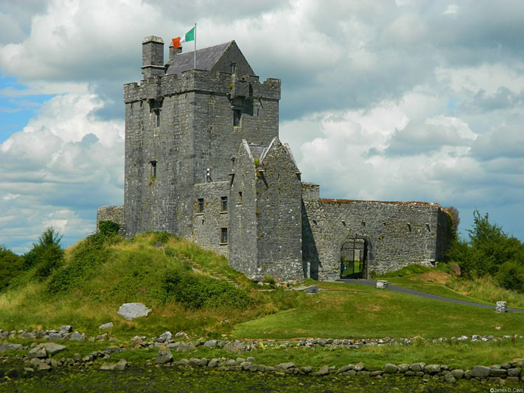 Dunguaire Castle dates back to 1520 © jdcavo/Budget Travel
