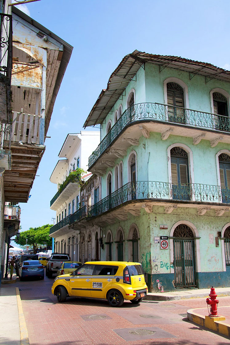 The narrow streets of Casco Viejo in Panama City ©Ivan_Sabo/Shutterstock