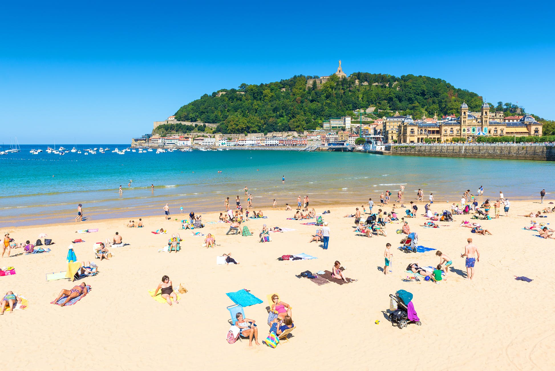 New social distancing measures will apply to beaches and parks ©Alberto Loyo/Shutterstock